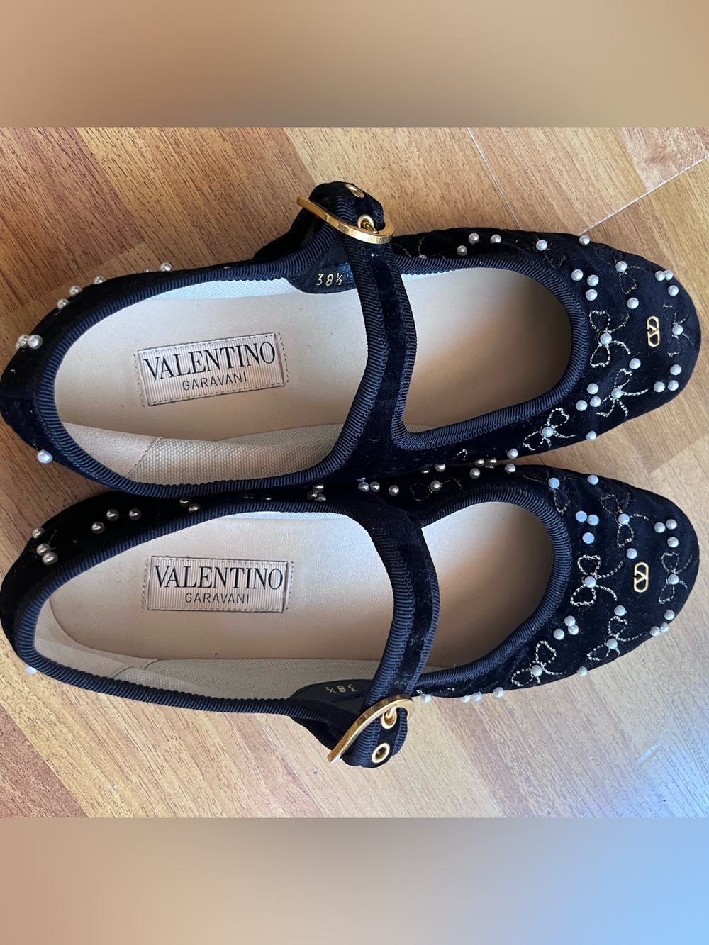Valentino Garavani Black Velvet Womens Mary Jane’s with Pearls Size 38 1/2 (8.5) - Picture 4 of 6